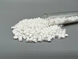 Qual plástico é mais amplamente utilizado na produção de garrafas de água?